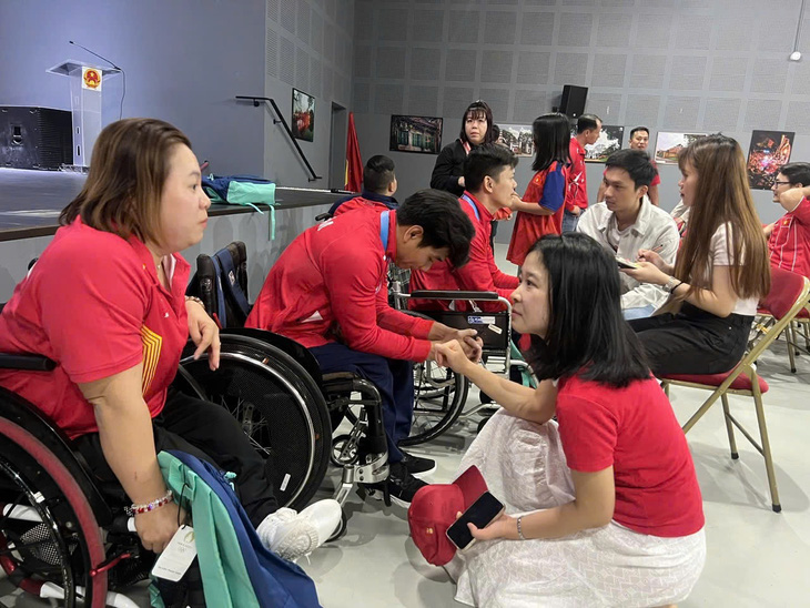 Đoàn thể thao Việt Nam tại Paralympic 2024 giao lưu kiều bào tại Pháp - Ảnh 2.